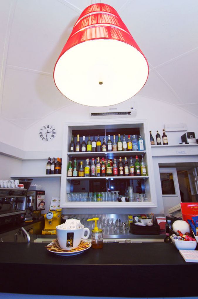 arredamento bar locali piccolo caffe borgosesia (8)